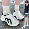 Zapatos Deportivos de Verano para Niños Malla Transpirable Zapatos Blancos Casuales Versátiles para Niñas Niños Medianos y Grandes Zapatos de Running Antideslizantes