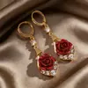 Brincos Populares de Rosa Vermelha com um Toque de Luxo Leve, Strass Brilhantes, Brincos Festivos, Acessórios de Orelha Retro de Luxo Leve na Moda e Elegantes