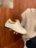 Zapatos planos de piel de cerdo beige con puntera dividida, nuevo estilo vintage otoño 2026, con cordones, versátiles para el trabajo, zapatos de cuero