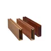 Tubo cuadrado de aluminio en forma de U con veta de madera de fábrica para techo, rejilla de aluminio para centros comerciales y hoteles, muro cortina de techo y tubo cuadrado de aluminio empotrado