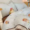 Conjunto de cuatro piezas estilo princesa de algodón acolchado con encaje calado estilo francés, suave y amigable con la piel, con un diseño floral pastoral para uso en el hogar y dormitorio