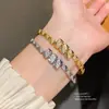 Pulsera con cierre de pinza cuadrada de circón chapada en oro real de 18 quilates, diseño de moda, lujo ligero, sensación de alta gama, accesorio de mano versátil