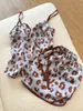 Bata de tirantes con estampado de leopardo French Fashion Pure Lust para mujer 2025 Verano Amigable con la piel Seda de hielo Talla grande Falda para el hogar Se puede usar en el exterior
