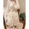 Bata larga de mujer suave y delicada con estampado floral, nuevo modelo de otoño, talla grande, amigable con la piel, cómoda, ropa de estar casual de alta gama