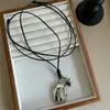 Cordón de Cuero Negro Colgante Ovalado Collar Largo Cadena para Suéter Simple Versátil Gama Alta Lujo Ligero Geométrico Moda Estilo Unisex