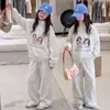 Otoño 2026 Nuevo Conjunto de Sudadera Pequeña de Jade Cuello Alto Sudadera de Manga Larga Conjunto de Dos Piezas Pantalones de Chándal Pantalones de Pierna Ancha con Estampado de Dibujos Animados