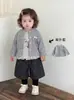 Chaqueta de cárdigan para niñas, conjunto de otoño, dulce top a rayas y pantalones de pierna ancha conjunto de tres piezas para niñas pequeñas, ropa de otoño para niños