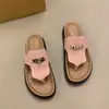 Sandalias Planas de Tanga de Moda 2026 Nuevo Estilo de Verano Chanclas con Hebilla Metálica para Uso al Aire Libre Vacaciones en la Playa Zapatos de Mujer