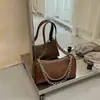 Bolsa feminina transfronteiriça 2026 nova moda casual bolsa de mão em couro macio bolsa de ombro transversal com corrente retrô e moderna