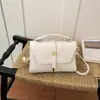 Bolso cuadrado pequeño de alta calidad con textura al por mayor para mujer, nueva colección otoño 2026, bandolera de color liso con retazos, bolso cruzado para el trabajo