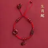 Tornozeleira de Fio Vermelho com Doze Signos do Zodíaco em Cinábrio Novo Estilo 2023 Pulseira com Fivela de Paz Ornamento de Corda de Pé Trançada com Ano de Nascimento com Acabamento de Alta Qualidade