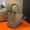 Bolso de Mano de Cuero Genuino 2025 Nuevo Bolso Tote Clásico Bolso Cesta de Verduras Bolso con Bufanda de Seda Atada Bolso de Correa Decorativa de Color Contrastante