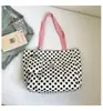 Bolsa de Ombro Único com Bolinhas Simples Estilo Coreano Textura Relaxada Bolsa Tote de Grande Capacidade para o Dia a Dia Bolsa de Lona Dupla Face Elegante e Fashion