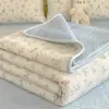 Colcha impresa de algodón lavado de terciopelo de leche 2026 para uso doméstico, con un estampado floral fresco y delicado, y es reversible para usar por ambos lados, lo que la hace suave para la piel