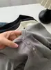 Design de gola V com detalhes de botões, camiseta casual de manga longa para mulheres, outono e inverno de 2026, adequada para usar em camadas ou sozinha, corte justo, ombro normal, top moderno