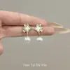 "Luna y Estrellas Superficiales" Pendientes de Perlas Doradas con Forma de Estrella de Cuatro Puntas Estilo Francés, Lujo Ligero, Versátiles, de Nicho y Pendientes Elegantes con un Toque de Sofisticación