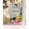 Decoração de proposta Hello Kitty com balões e painel KT, criando uma cena romântica interna com senso de ambiente, perfeita para uma parede de fundo de confissão