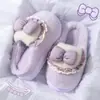 Chinelos de Algodão com Solado Grosso e Laço para Mulheres Outono Inverno 2026 Novo Estilo para Uso Interno em Casa Quentes Chinelos de Algodão com Forro de Pelúcia