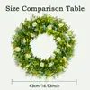 Una corona de flores artificiales de 16.93 pulgadas para una casa de campo rústica, combinada con margaritas falsas y hojas de eucalipto - flores exuberantes en primavera, verano, otoño e invierno - corona de flores para puerta principal, decoración de pared interior, decoración de porche exterior, decoración para bodas familiares y festividades