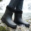 Novas botas impermeáveis masculinas, sapatos aquáticos antiderrapantes de cano médio, galochas versáteis para estudantes, adequadas para lavar o carro, pescar e manter aquecido em dias chuvosos