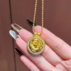 Novo Colar Bússolas de Rosa Rotativas Estilo Chinês Antigo Luxo Leve Diamante Completo Flor Camélia Rotativa Pingente Forjado Escovado para Mulheres