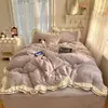Conjunto de quatro peças estilo princesa em veludo de leite bordado com renda de camada dupla, apresentando uma capa de edredom espessa em fleece de coral, lençóis quentes e lençóis com elástico para outono e inverno