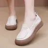 Outono 2026 Novos Mocassins Slip-on Couro de Vaca Camada Superior Retrô Solado Macio Tamanho Grande Fundo Plano Confortáveis Sapatos Femininos Mês Bissexto