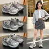 Novos tênis dad retrô estilo coreano 2026, sapatos casuais respiráveis de malha para atividades ao ar livre para meninas, e tênis de corrida da moda para meninos