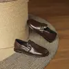 Fivela de cinto simples sapatos novos da seção de mola Europa e Estados Unidos sapatos em T salto baixo sapatos profissionais femininos sapatos casuais 33-43 comércio exterior