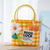 Nova bolsa de piquenique de primavera, bolsa de palha grande, esquema de cores rosa fofo, design xadrez color-block fresco e estiloso
