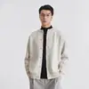 También, chaqueta cárdigan de punto con cuello redondo para hombre, colección otoño 2026, con colores contrastantes, costuras visibles, corte holgado y un diseño relajado con hombros caídos