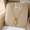 Collar con colgante de corazón de acero de titanio PVD chapado en oro de 18 quilates para mujer, cadena de clavícula de lujo ligero y a la moda, disponible en dos colores, accesorio versátil