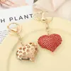 Venta caliente llavero colgante de amor con diamantes completos adornos para bolso exquisitos pequeños regalos joyería colgante de personalidad para coche venta al por mayor