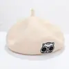 Boina de Lana para Mujer de Otoño e Invierno Bordado de Dibujos Animados Dulce y Linda Gorra de Pintor Gorro de Calabaza Literario Venta al por Mayor