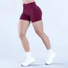 Pantalones Cortos de Fitness Yoga de Nylon Mate de Alta Elasticidad de Tres Secciones, Cintura Baja, Plisados, Levanta Glúteos, Sin Costuras, Tres Cuartos