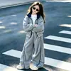 Conjunto de Primavera e Outono para Meninas 2026 Novo Estiloso Jaqueta Esportiva Casual para Crianças Grandes e Médias Calça de Pernas Largas Conjunto de Duas Peças
