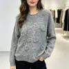 Suéter de malha feminino de manga comprida, novo estilo inverno 2026, com bordados intrincados e padrões jacquard, projetado para mulheres plus size, com um corte solto e relaxado, e um toque macio e confortável