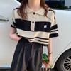 Suéter Listrado com Gola Polo Vazada Verão Solto Curto Camiseta de Manga Curta Feminina Lel Seda de Gelo Listrado Top Roupas