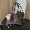 Bolsa de Axila Retrô de Nicho para Outono Feminina 2025 Nova Tendência Coreana Bolsa Tote de Veludo de Couro de Veado Bolsa de Ombro de Grande Capacidade