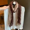 Bufanda plisada artística de color marrón estilo coreano para mujer, nueva bufanda versátil de seda para otoño 2026 para viajes y sesiones de fotos, creando un look atmosférico