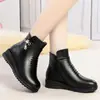 Botas de cuero suave, con algodón engrosado para mujer, forradas para invierno, cálidas, adecuadas para mujeres de mediana edad y mayores, de suela suave, planas, antideslizantes y diseñadas como botines para madres