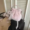 Bolso Cubo de Peluche Nuevo Rosa y Blanco 2026 para Mujer, Estilo Coreano, Lindo y Adorable con Colgante de Orejas de Conejo, Bolso Cruzado