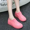 Botas de lluvia nuevas de moda para mujer, zapatos de goma, resistentes al desgaste, que aumentan la altura, impermeables, antideslizantes, de caña corta, con suela gruesa, botas de lluvia, zapatos de agua, cálidos, para uso en la cocina