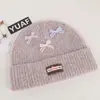 Gorro de tricô em mistura de lã estilo coreano inspirado na dopamina com laço, projetado para mulheres, proporcionando calor e proteção para as orelhas no outono e inverno, adequado para estudantes