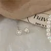 Elegantes Brincos Pequenos de Pérola para Mulheres, Feitos de Cobre Branco com Banho Espesso de Prata, Oferecendo um Toque de Luxo Leve e de Alta Qualidade. Brincos de Design de Nicho para Outono e Inverno