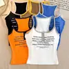 Camisola corta de verano de moda para mujer, corte ajustado, con estampado de letras de color contrastante, adecuada tanto para llevar sola como debajo de otra prenda.