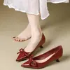 Verano 2025 Nuevo Estilo Elegantes Tacones de Aguja Zapatos de Salón Estilo Hada Zapatos de Salón Individuales Franceses Punta Fina Moño Rojo Sandalias de Punta Cerrada