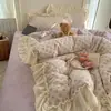 Juego de ropa de cama de cuatro piezas de grado A, seguro para bebés, con estampado floral pequeño, de terciopelo de leche, engrosado para invierno, estilo coreano con borde de encaje, un cálido juego de tres piezas para niñas jóvenes