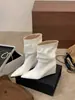 Botas de camurça de cano médio, novo estilo outono/inverno, bico fino, salto grosso, design elegante, 2026, efeito emagrecedor, plissadas, botas femininas, estilo francês