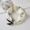 Lenço Quadrado Pequeno Francês de Luxo Leve Primavera e Verão Colar de Pérolas Fivela Magnética Lenço de Seda Preguiçoso Lenço de Pescoço Feminino Corrente para Clavícula Lenço